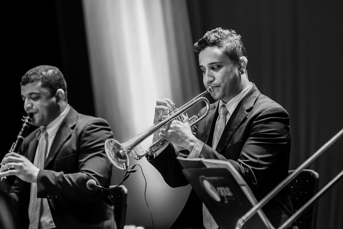homem tocando trompete