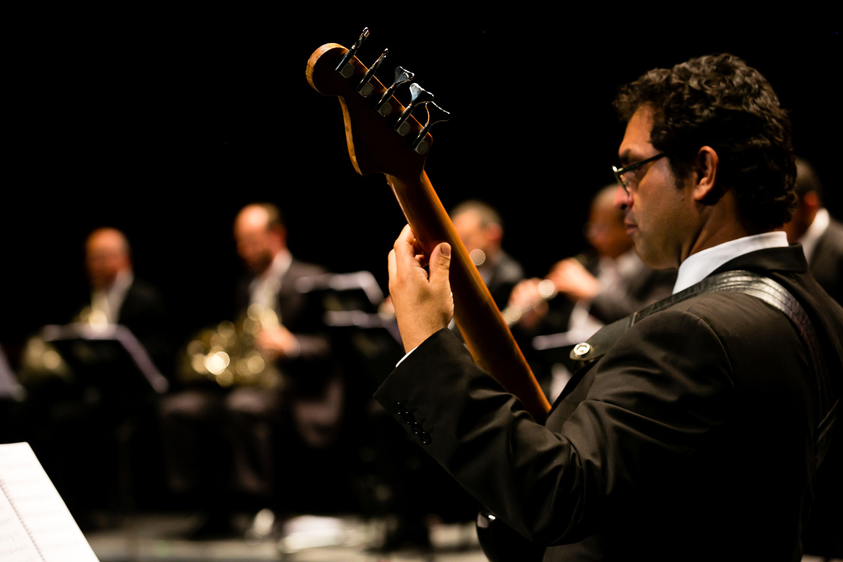 homem tocando violão