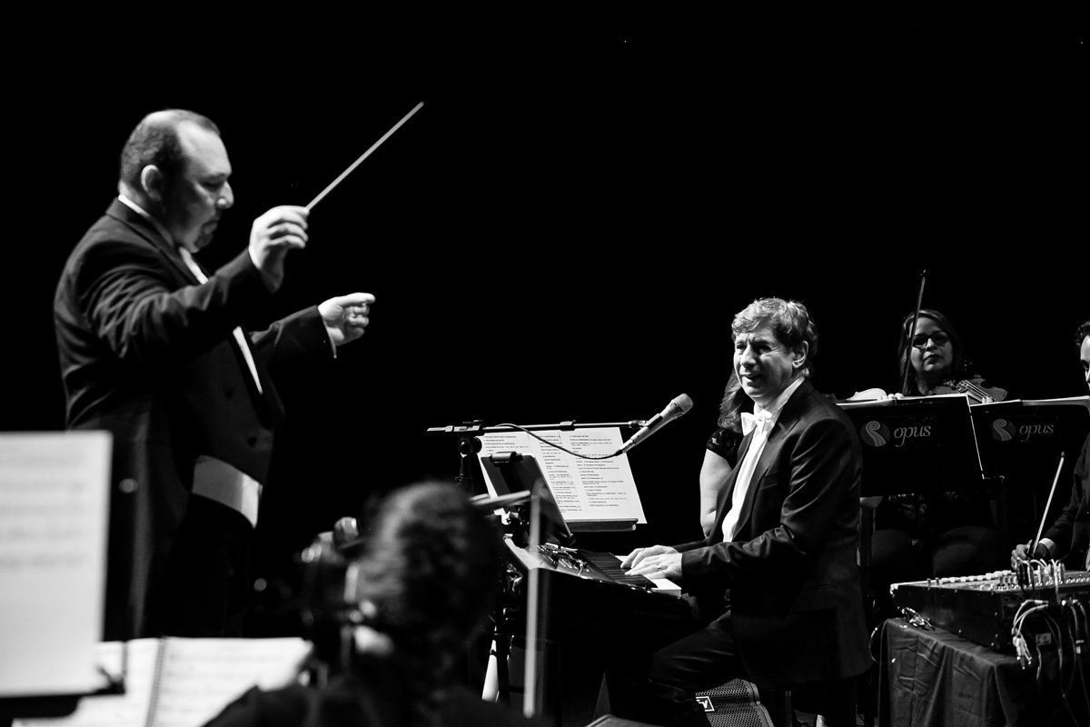 músico tocando piano