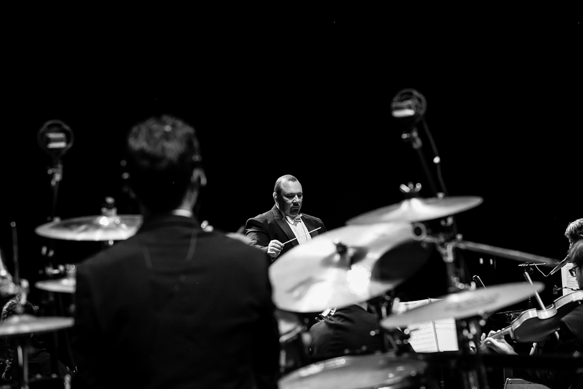 maestro regendo para a percussão