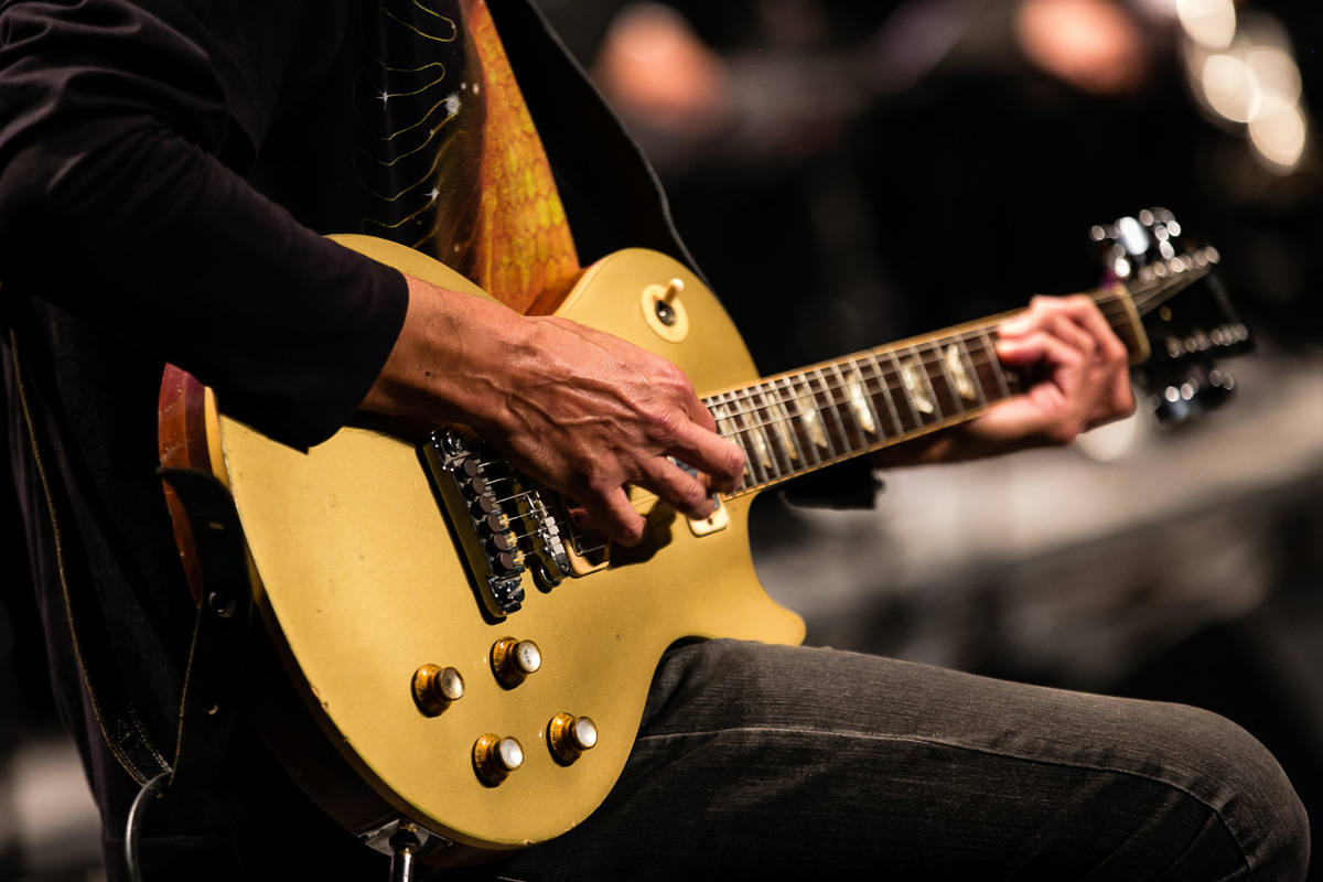 homem tocando guitarra
