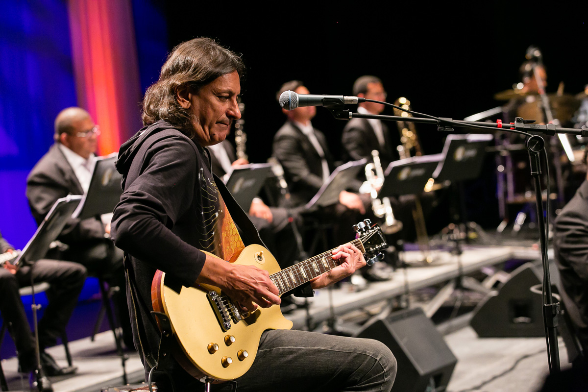 Claudio Venturini tocando guitarra