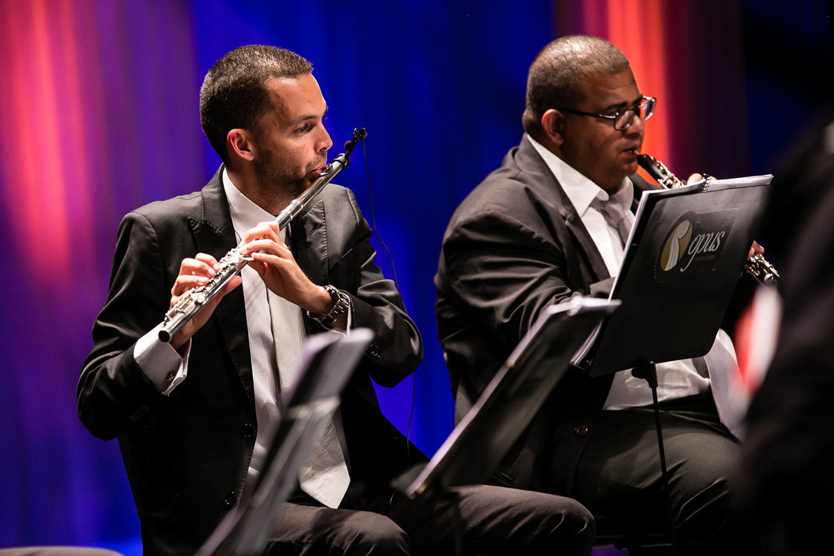 homem tocando flauta