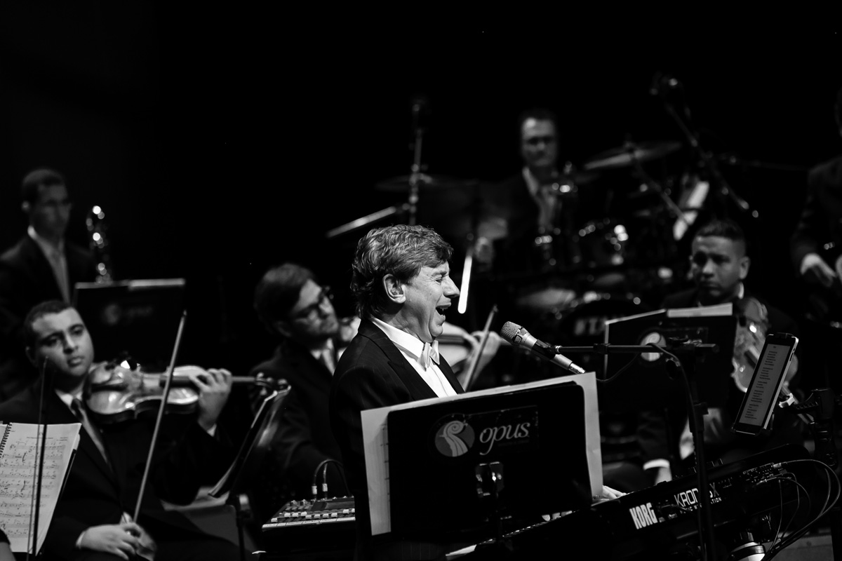 Flávio Venturini cantando