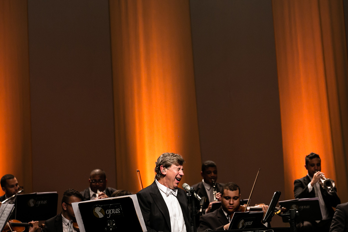 Flávio Venturini cantando