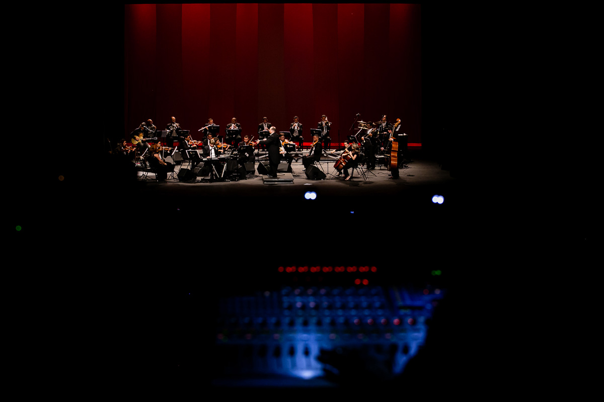 técnico de som olhando para o palco