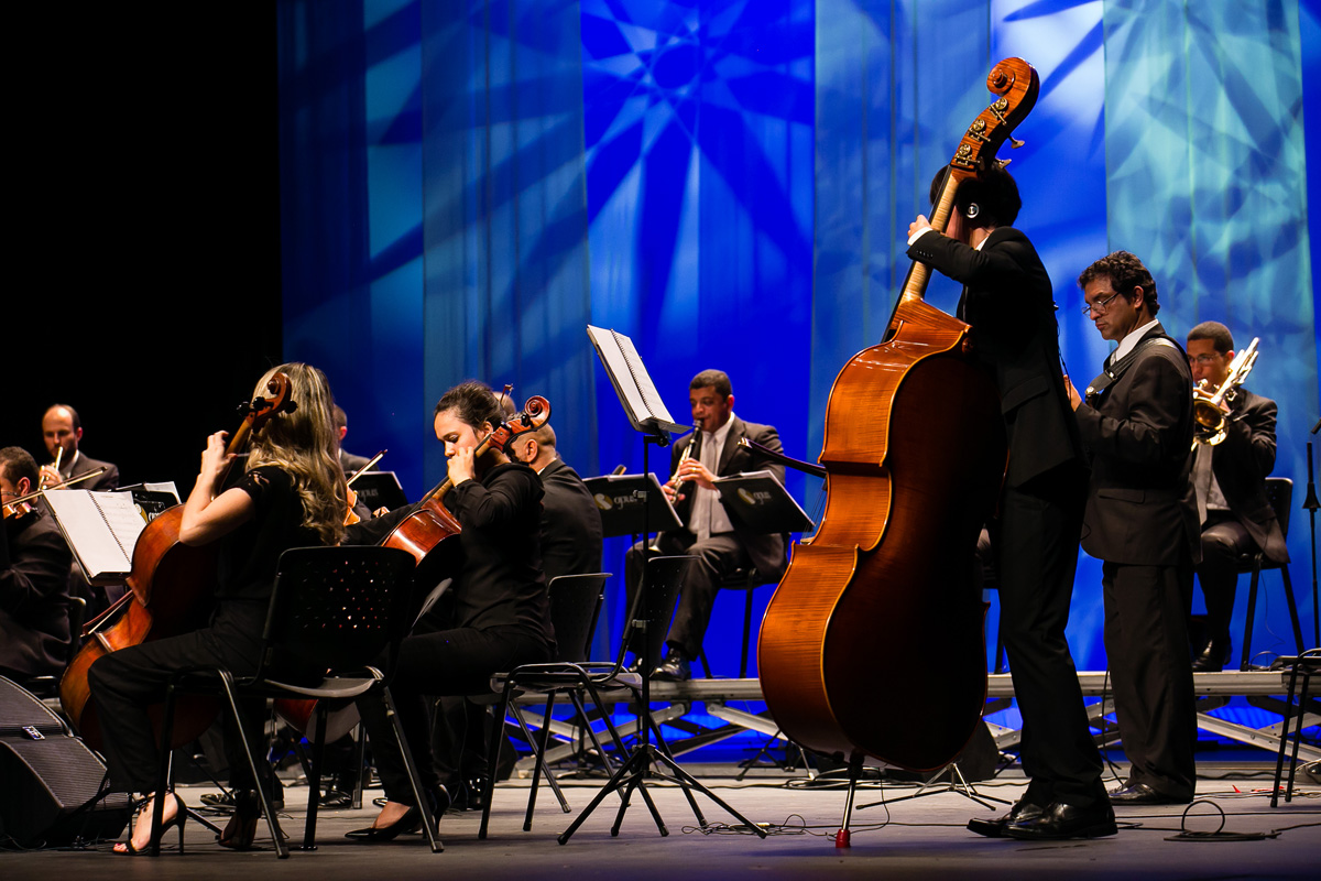 homem tocando violoncelo
