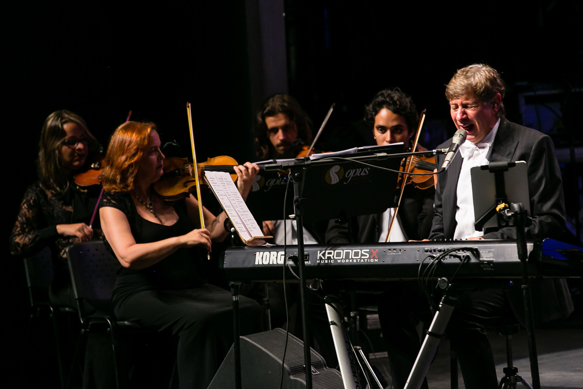 Flávio Venturini cantando