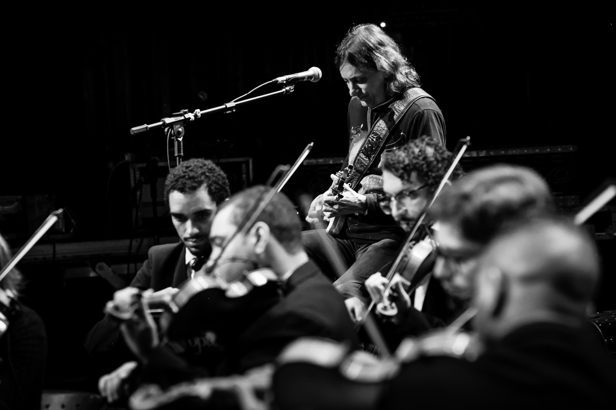 Claudio Venturini tocando guitarra