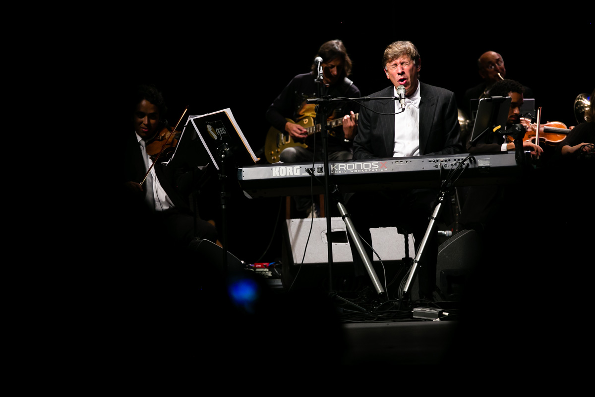 homem tocando teclado Korg