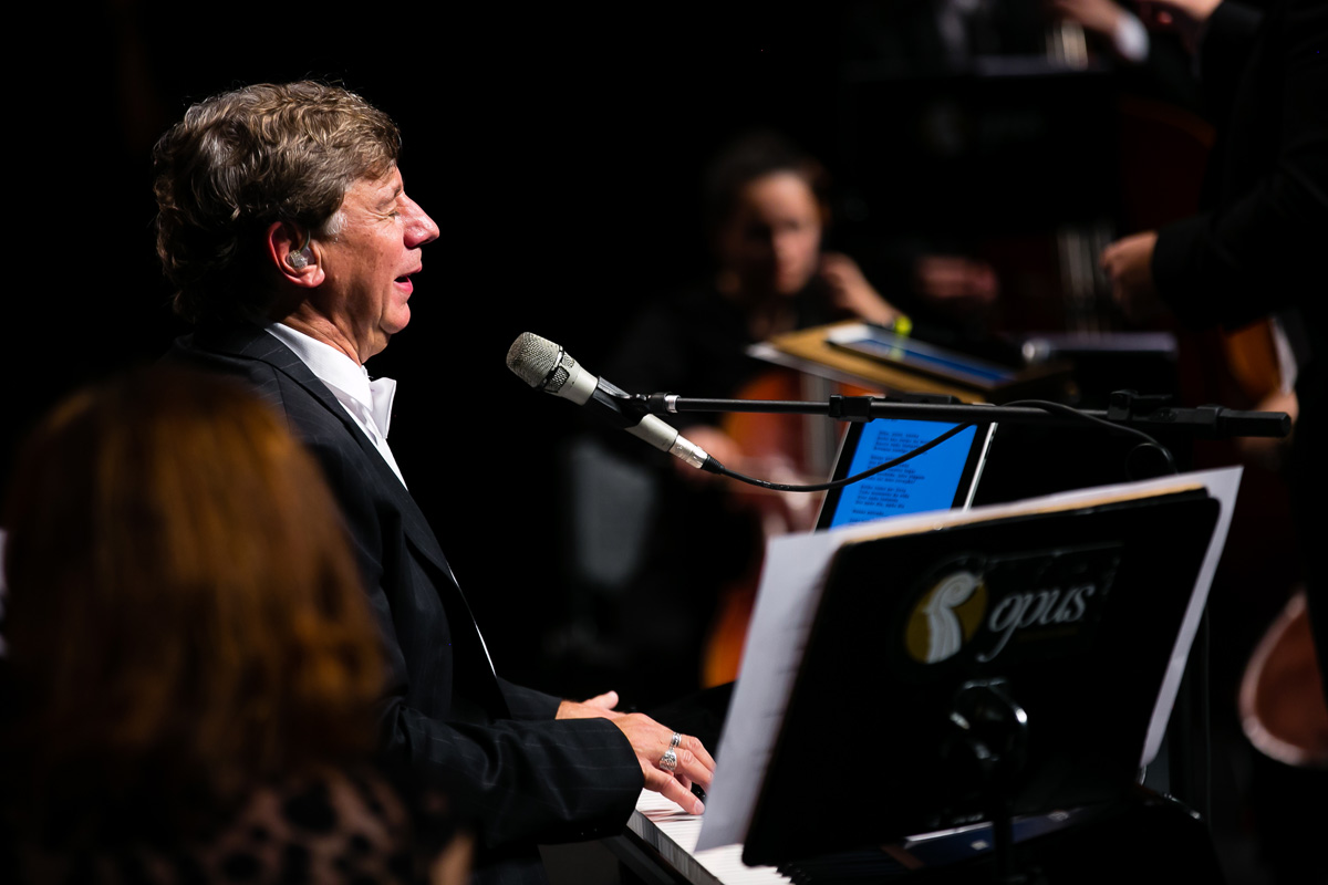 Flávio Venturini cantando