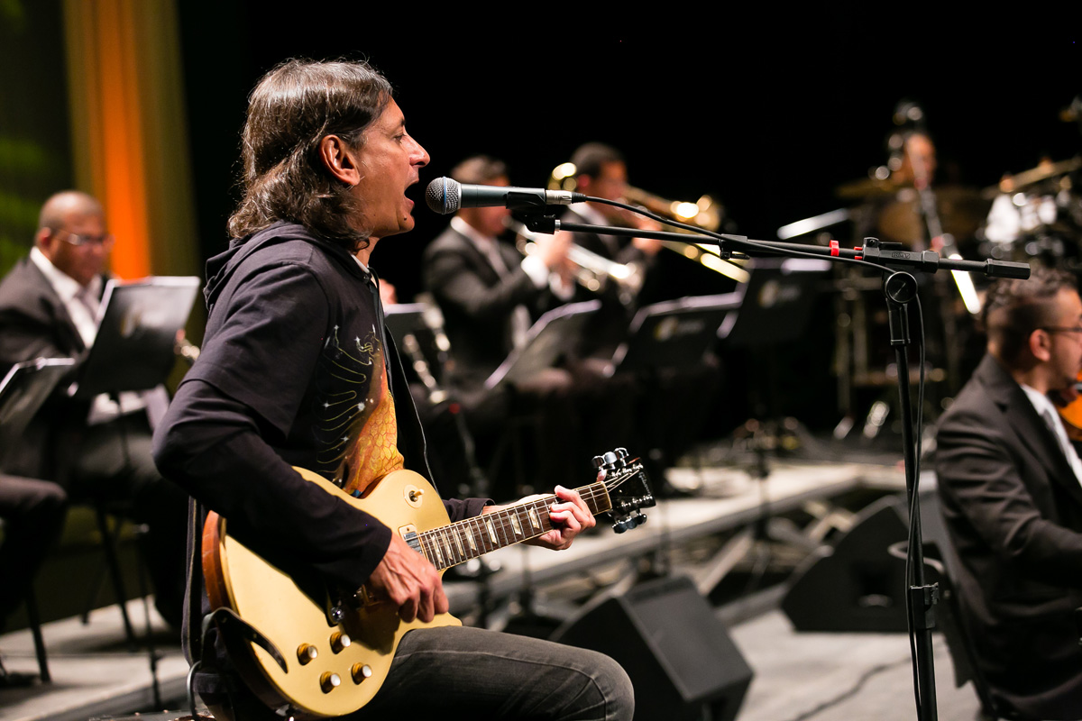 Claudio Venturini cantando