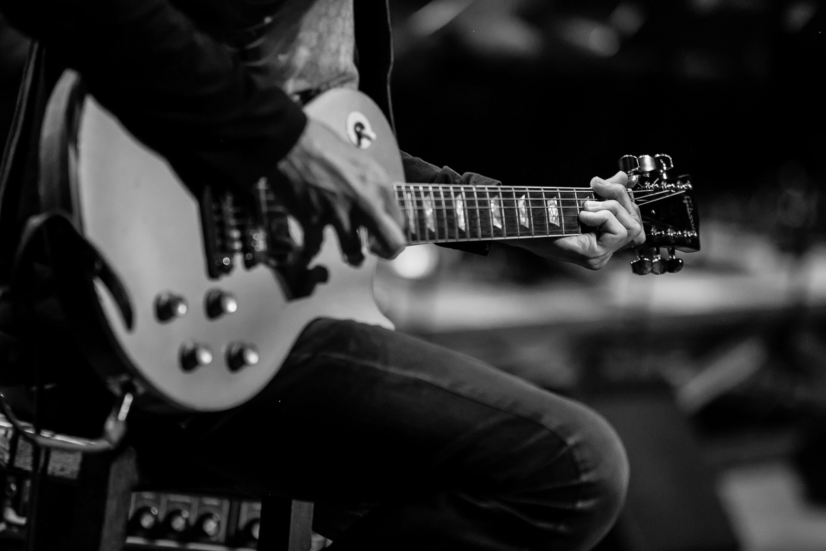 Claudio Venturini tocando guitarra