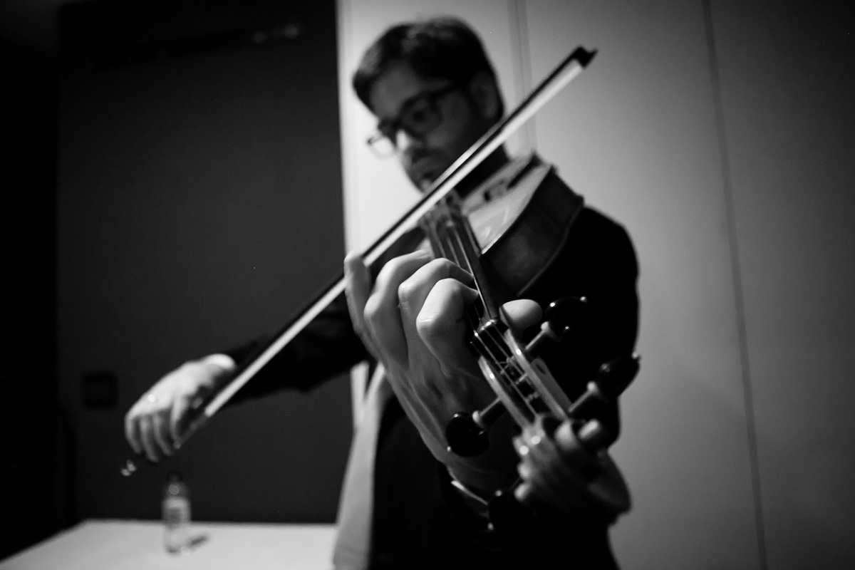 homem tocando violino