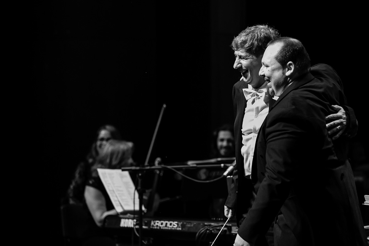 homens em pé no palco