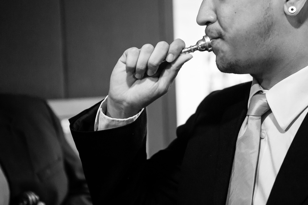 homem afinando instrumento