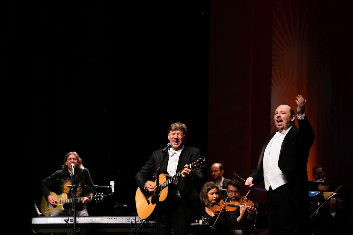 Flávio Venturini cantando
