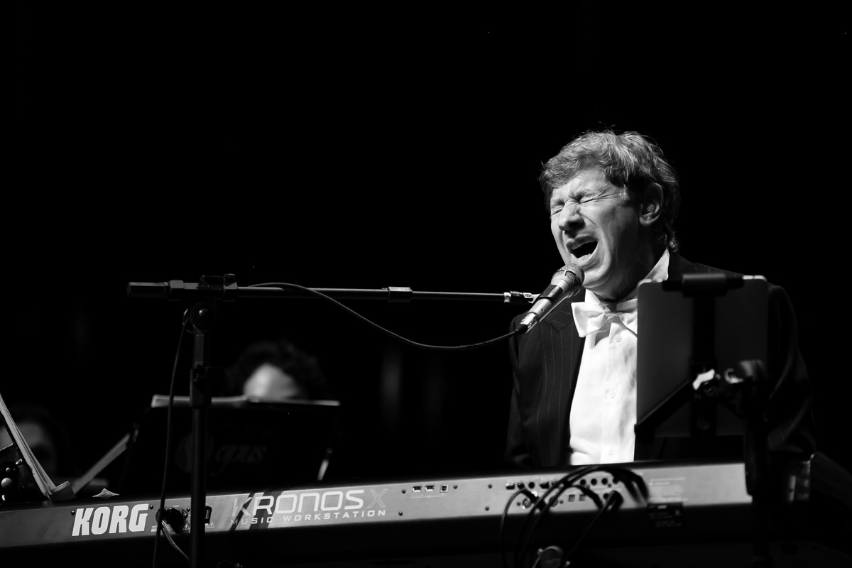 Flávio Venturini cantando