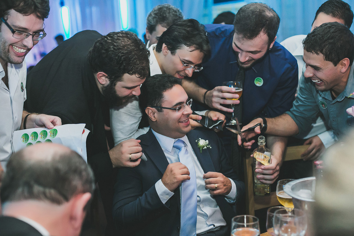 padrinho cortando gavata