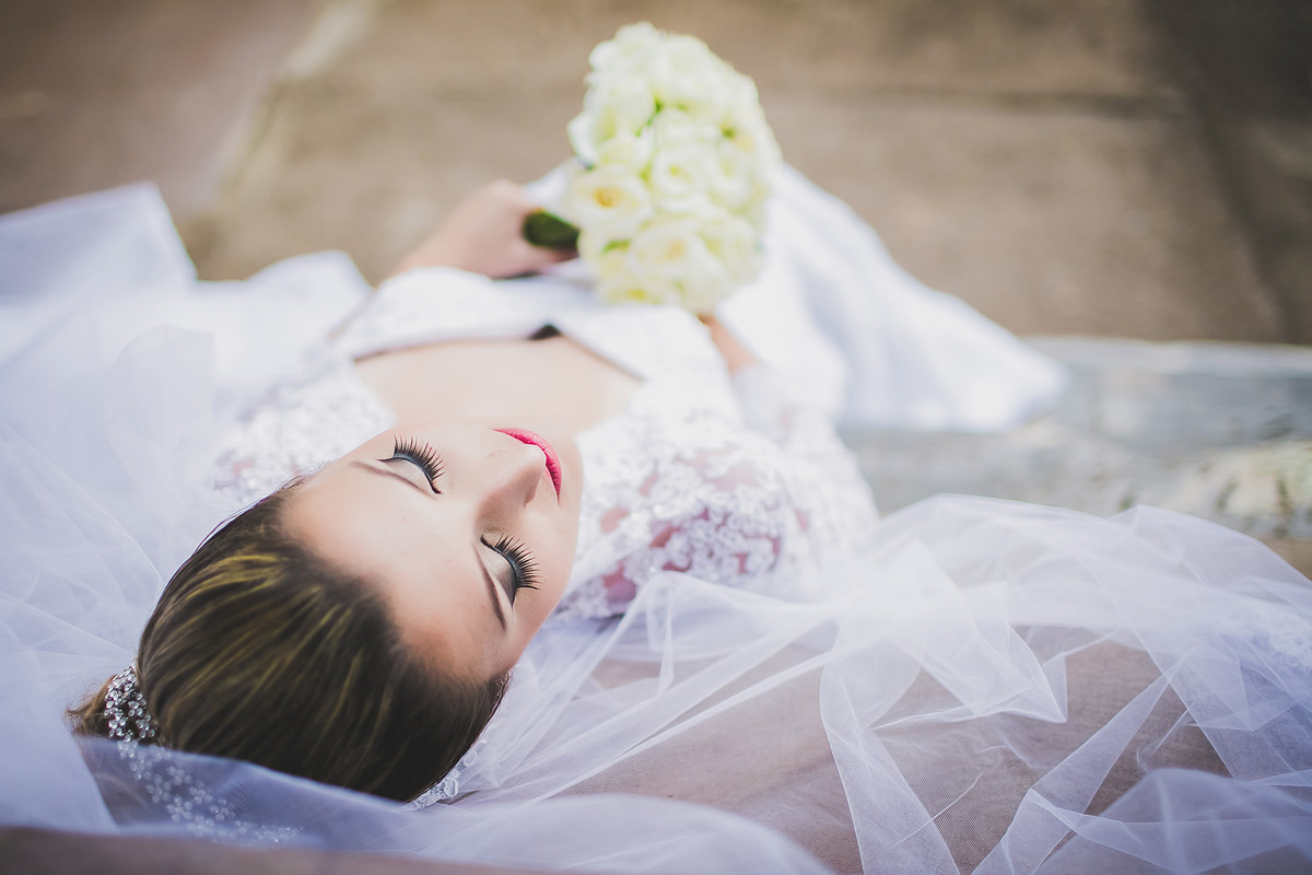 noiva deitada na escada