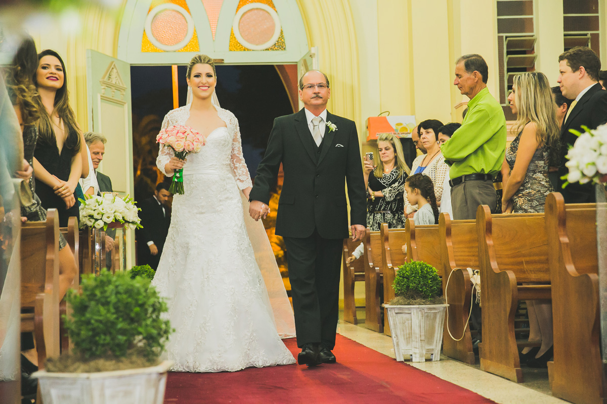 noiva entrando na igreja com o pai