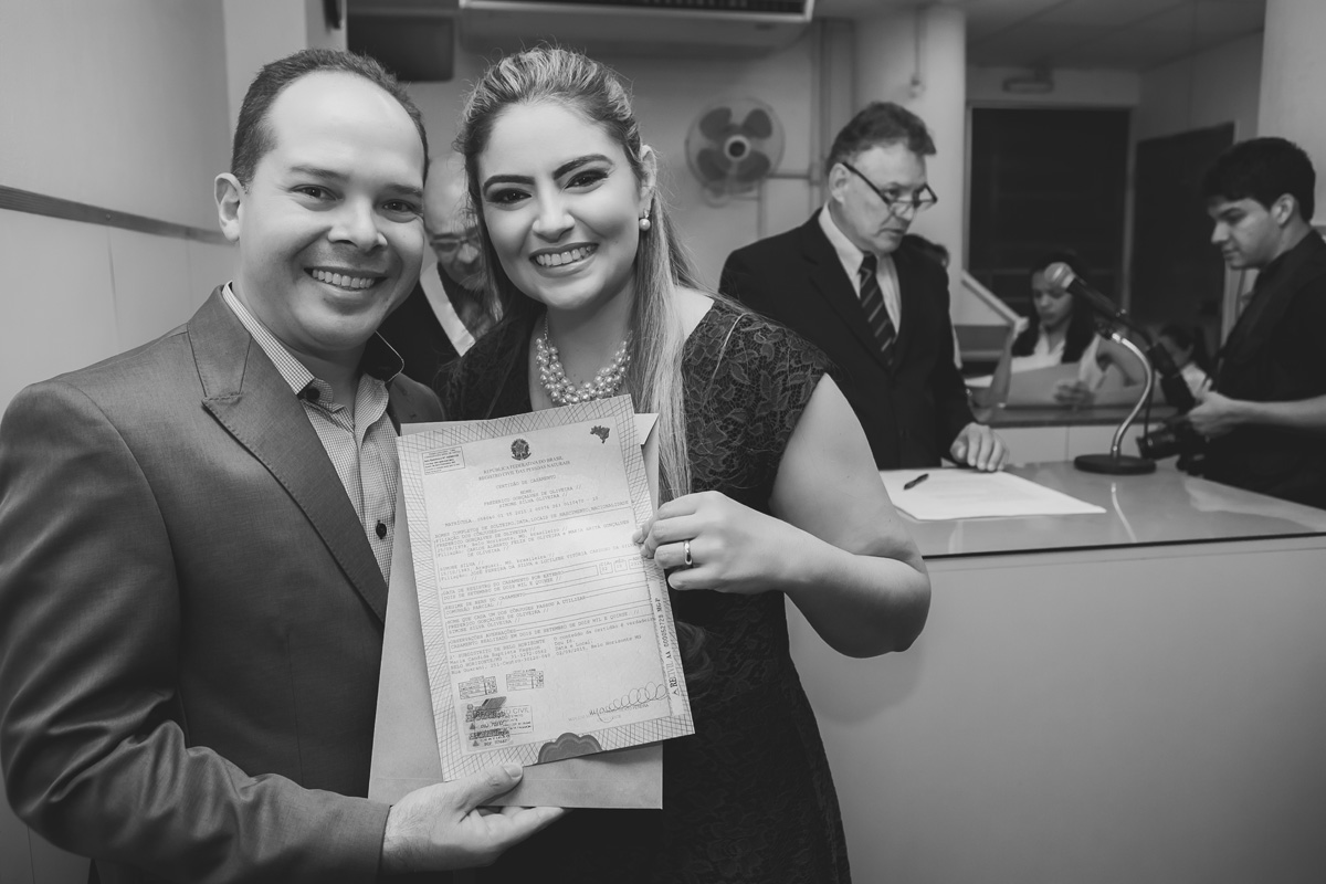 noivos com certidão na mão