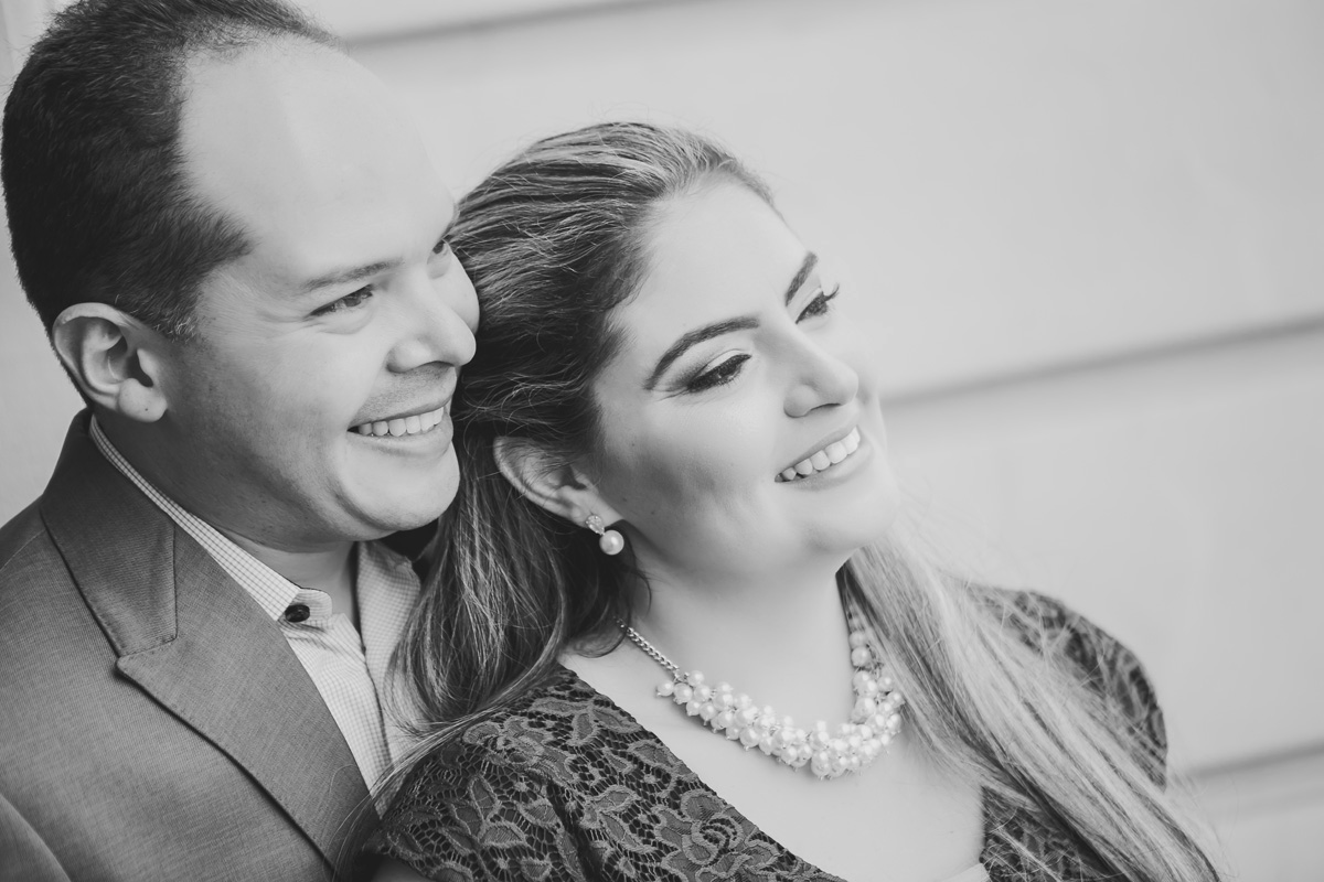 noivos enconstados na parede