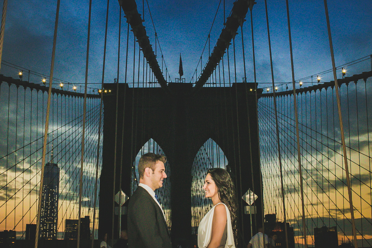 casal com por do sol na ponte