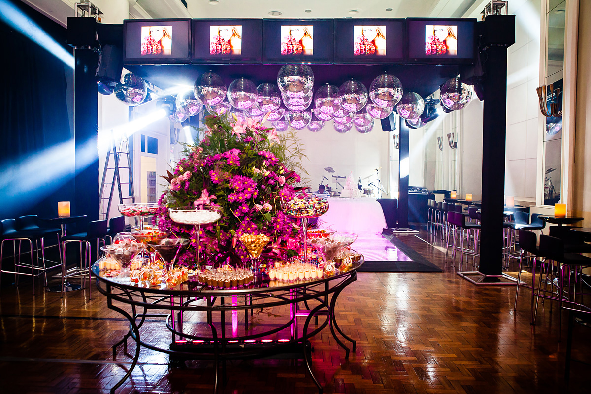 boate com mesa de doce