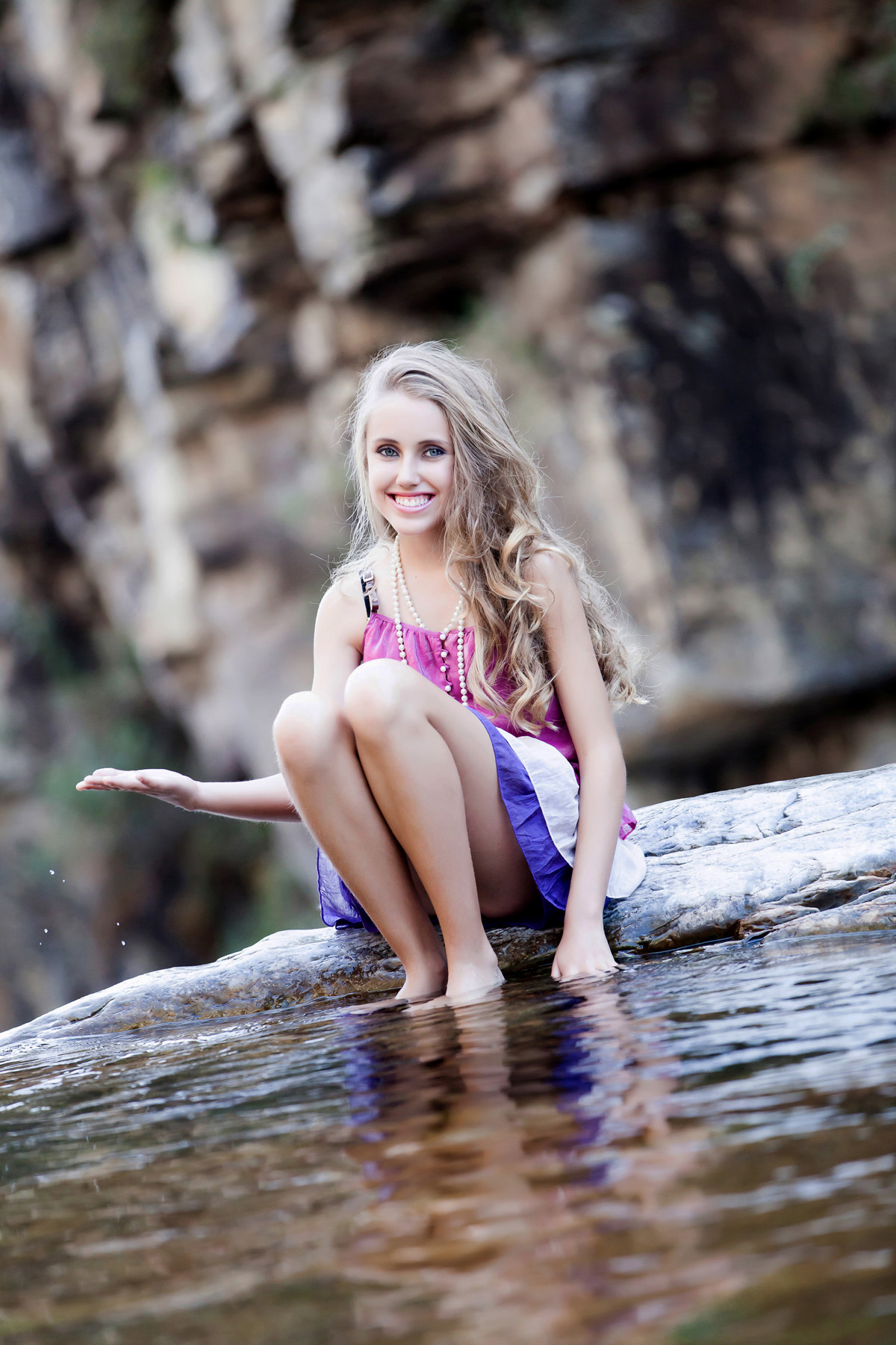 adolescente jogando água para cima