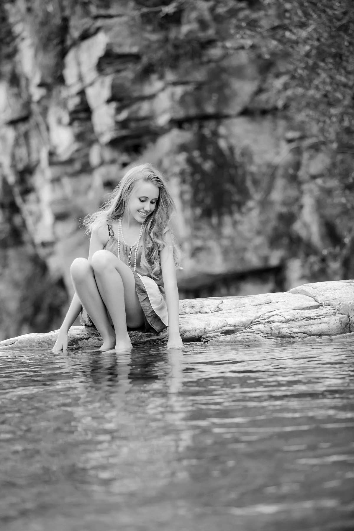 menina olhando para a água