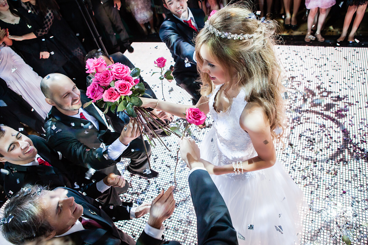 menina recebendo rosas
