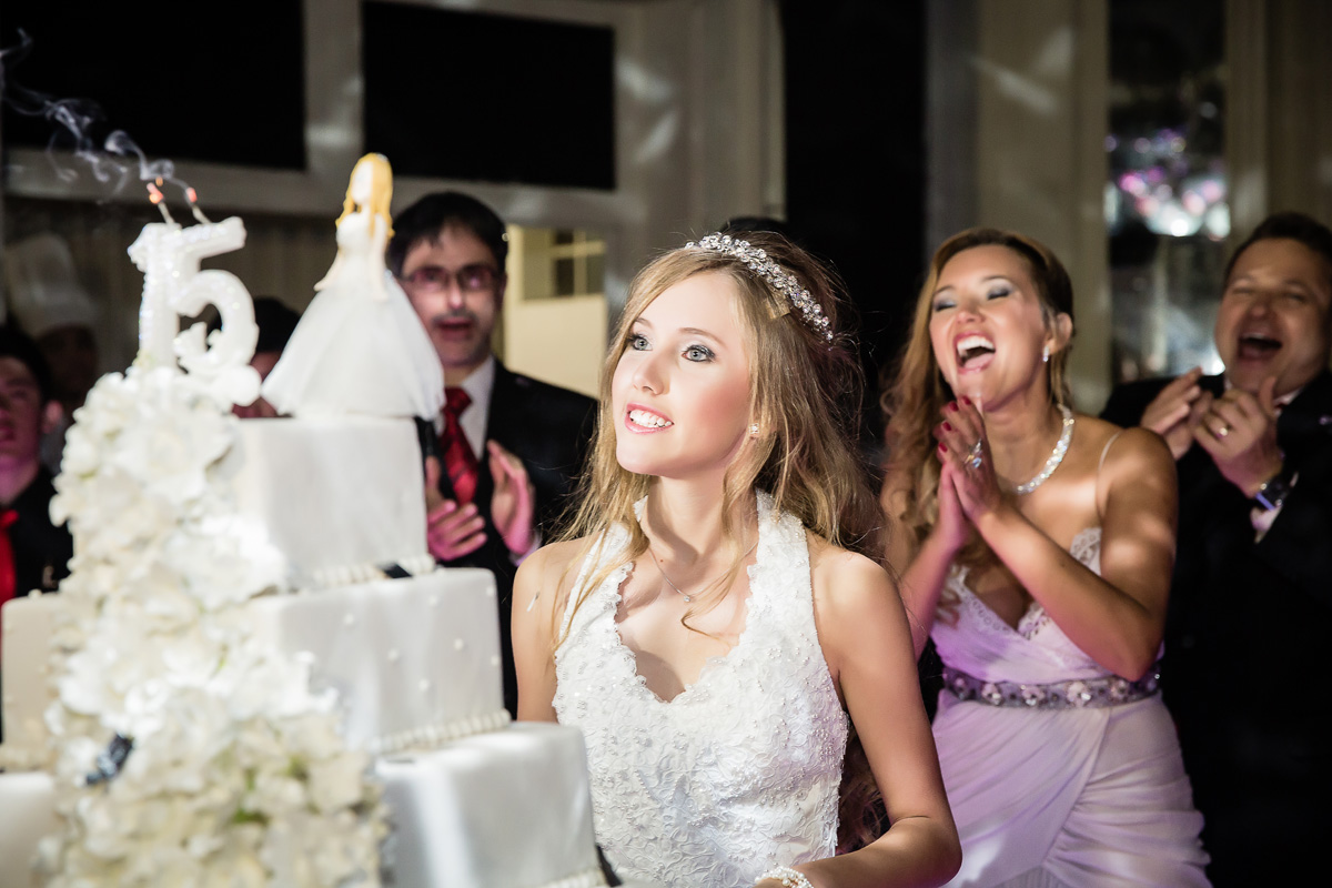 menina soprando a vela