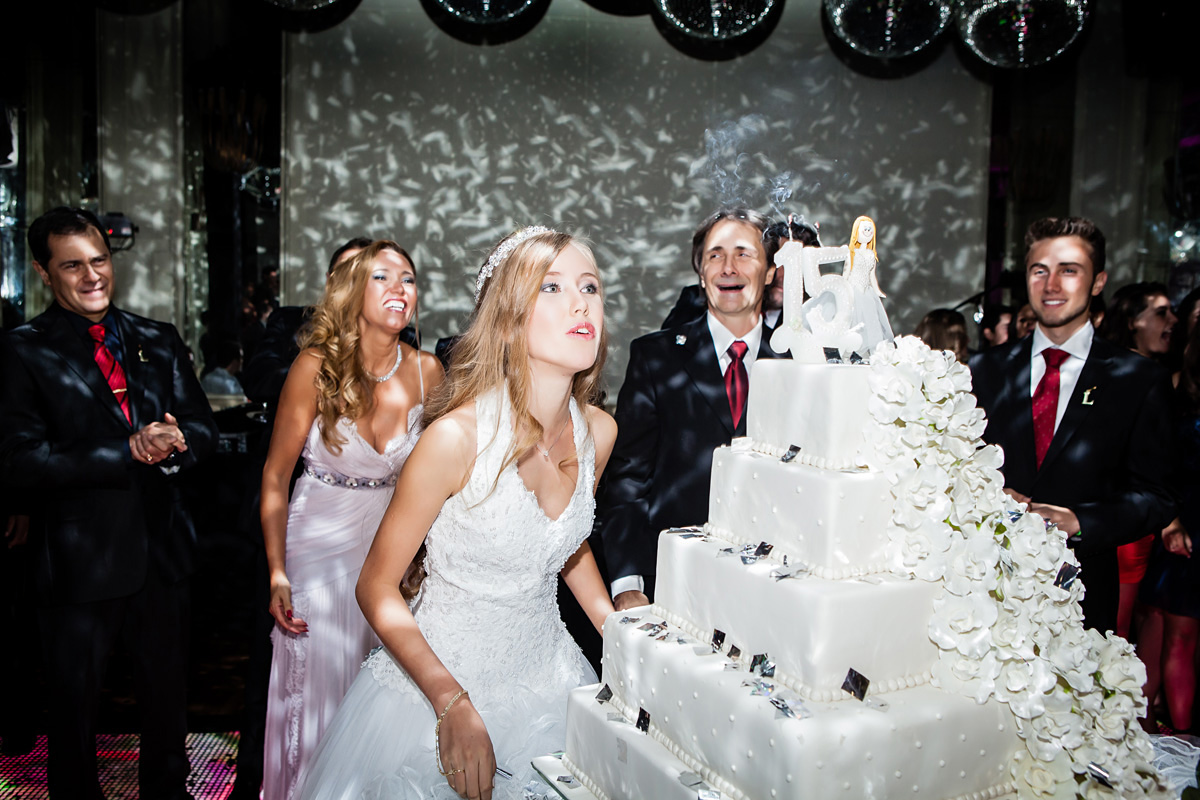 menina soprando a vela