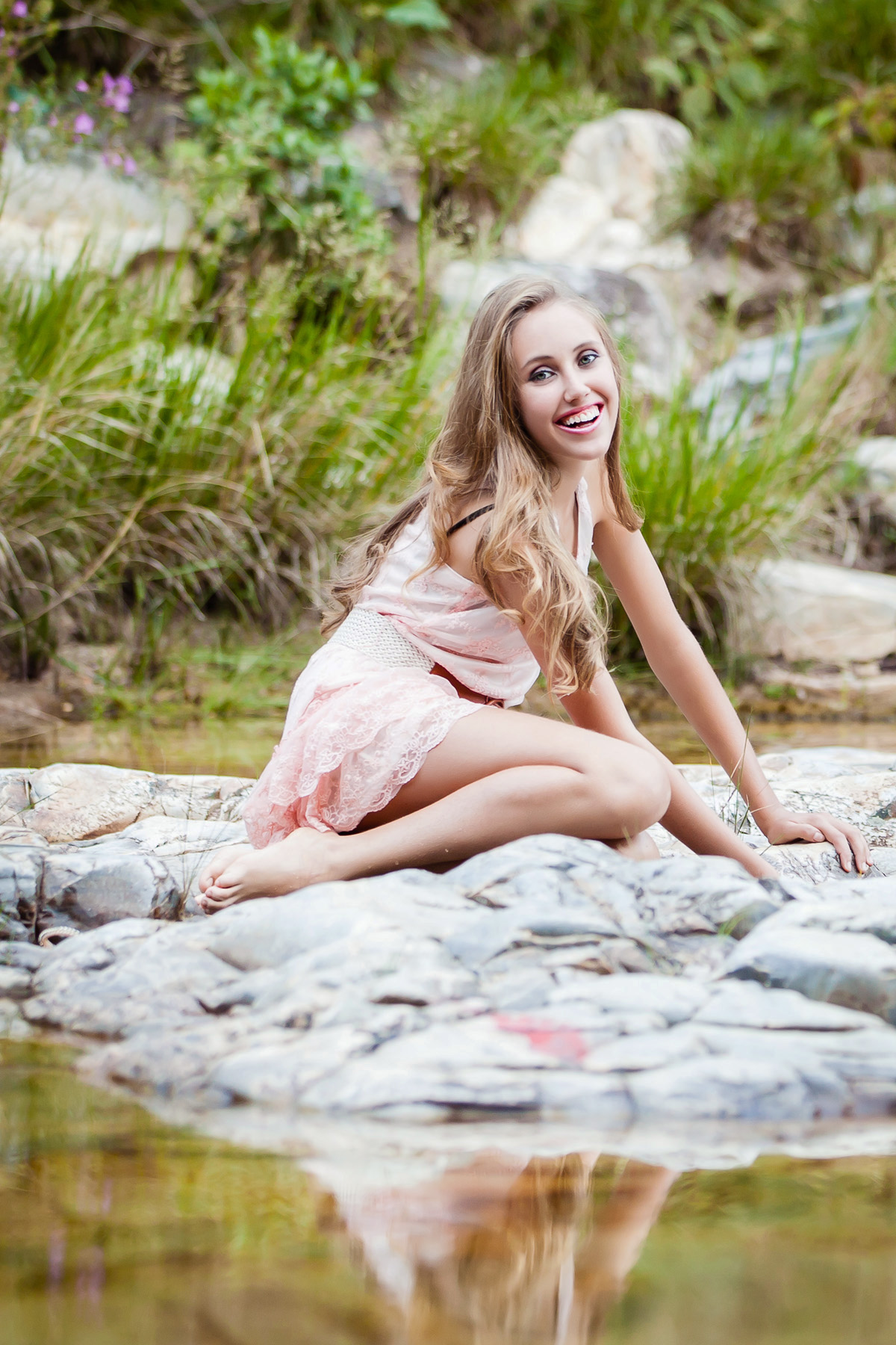 menina sorrindo na pedra