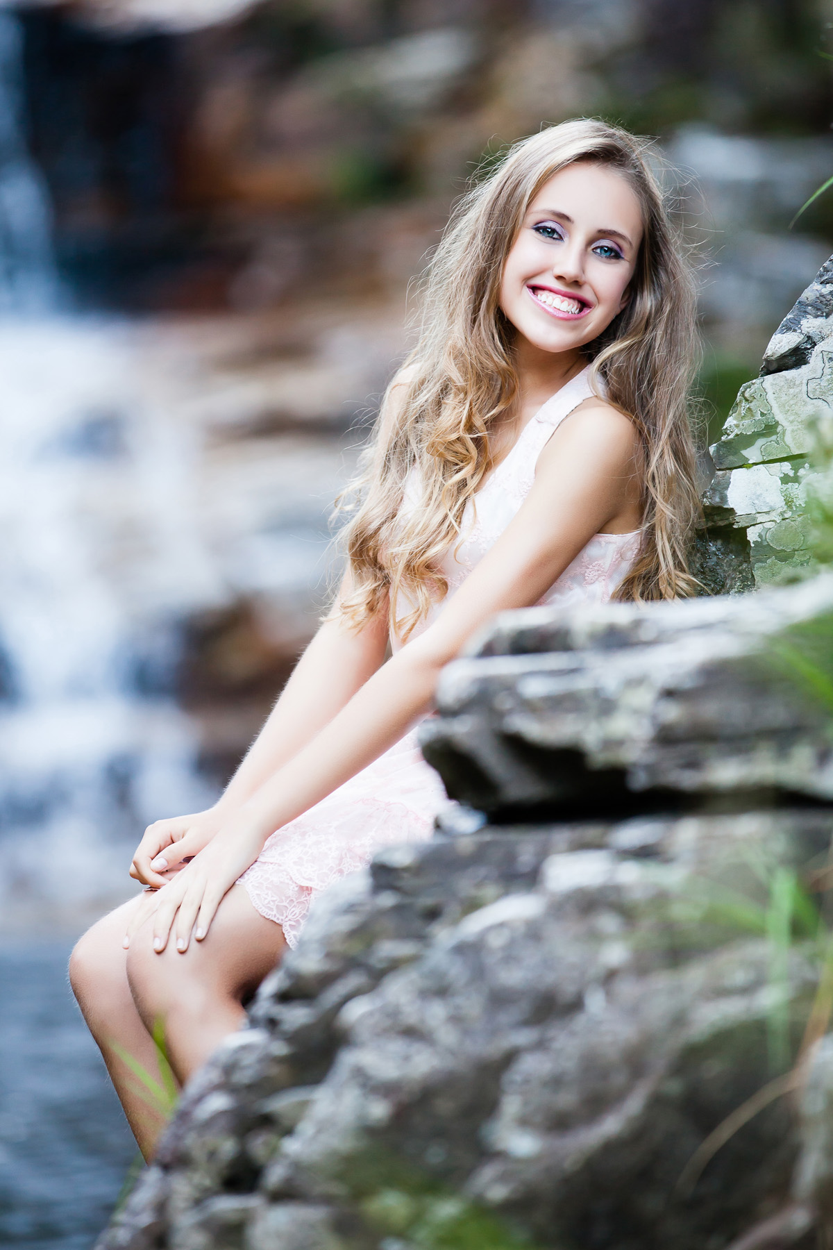 menina sentada na pedra