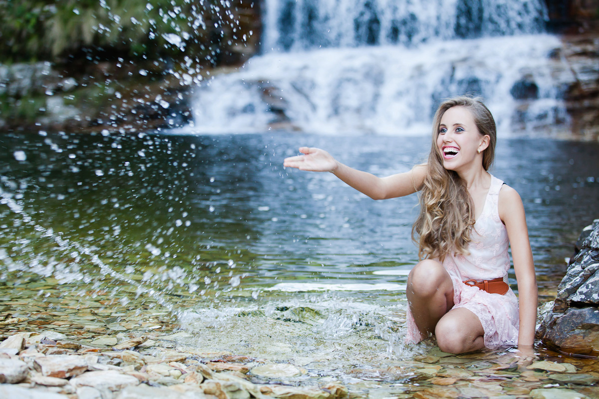 menina jogando água