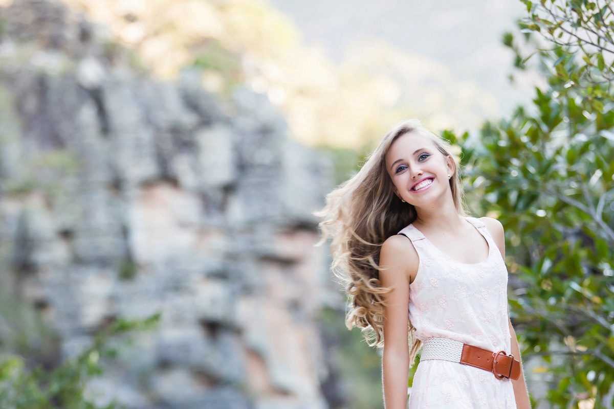 menina jogando o cabelo