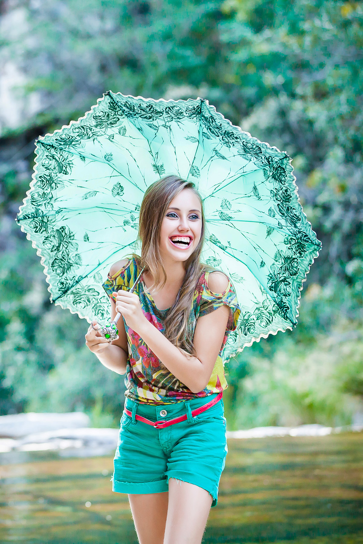 menina sorrindo com o guarda chuva