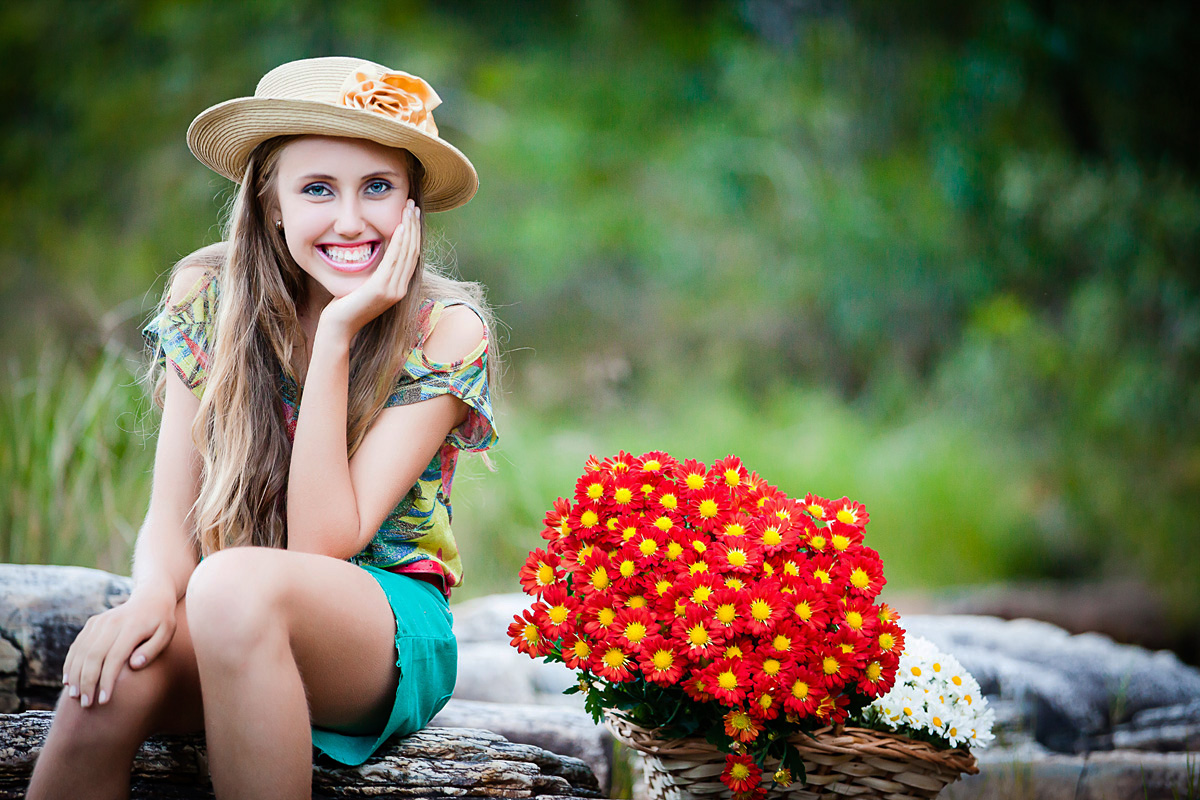 menina com flores sorrindo