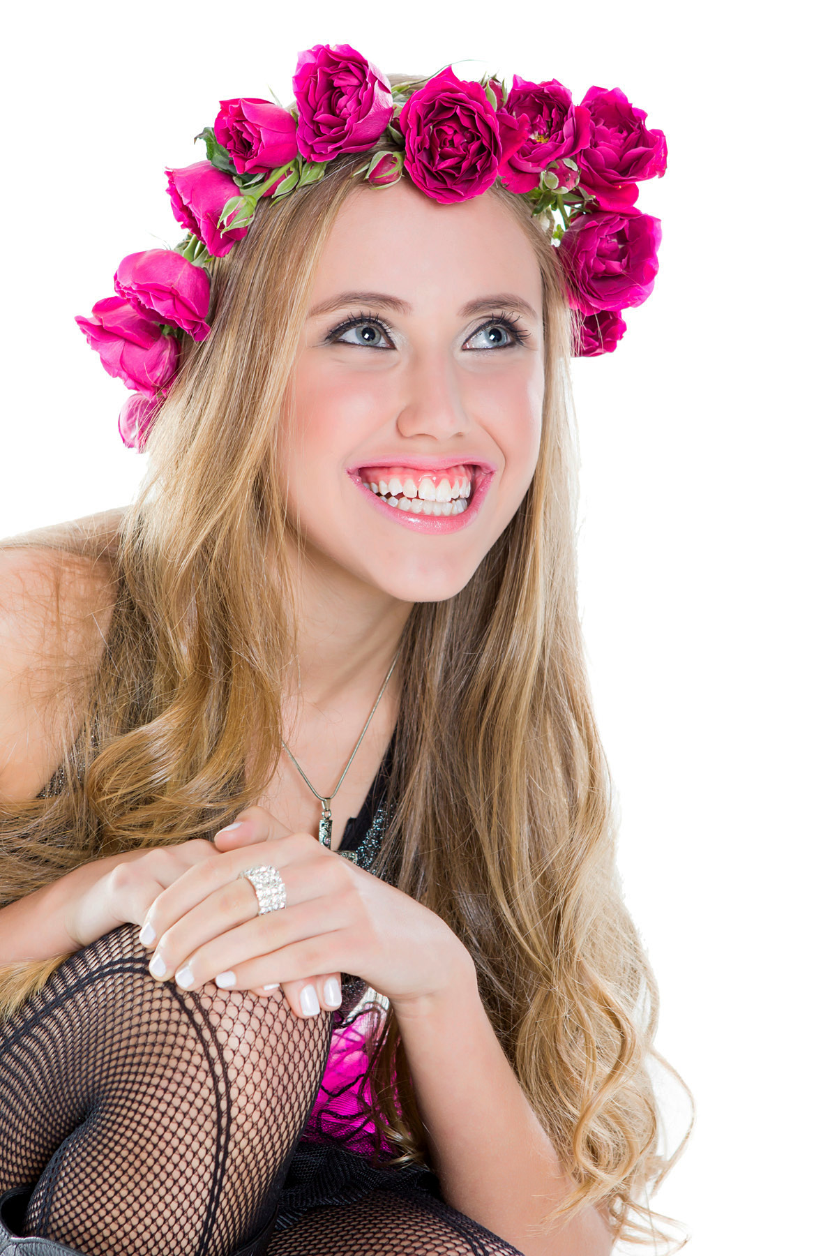 menina com a mão no joelho