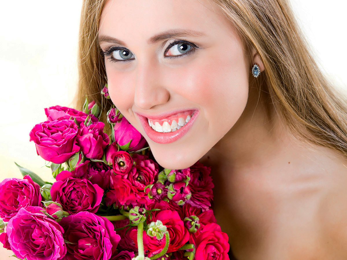 menina com rosas