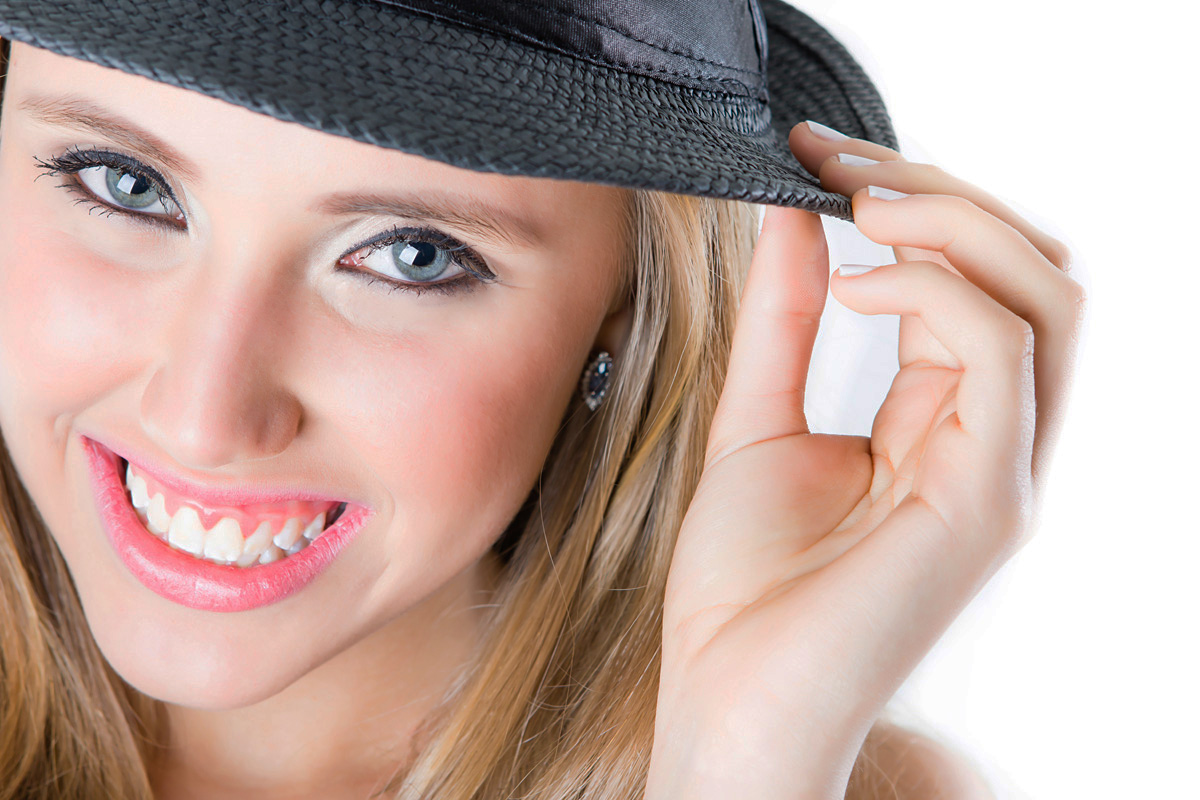 menina segurando o chapéu