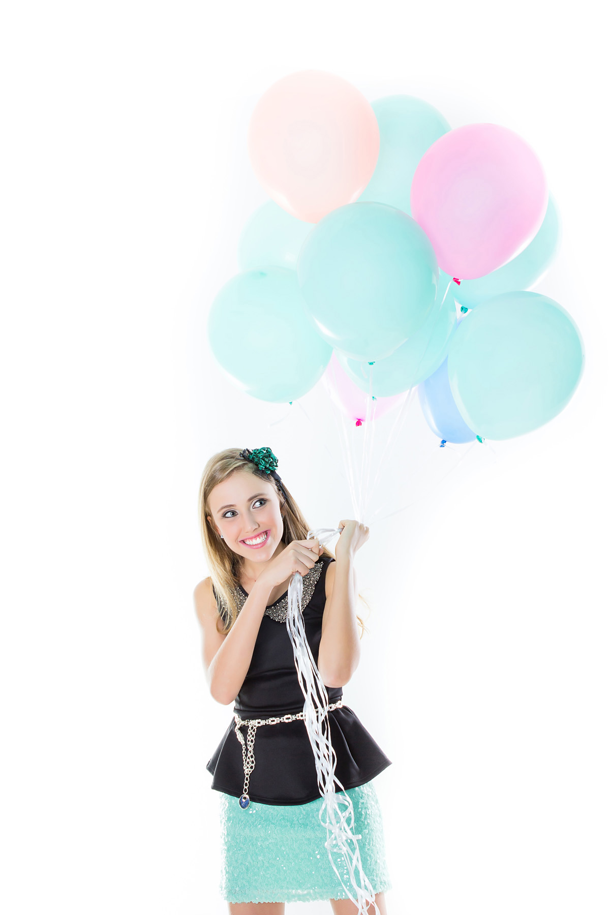 menina segurando balões