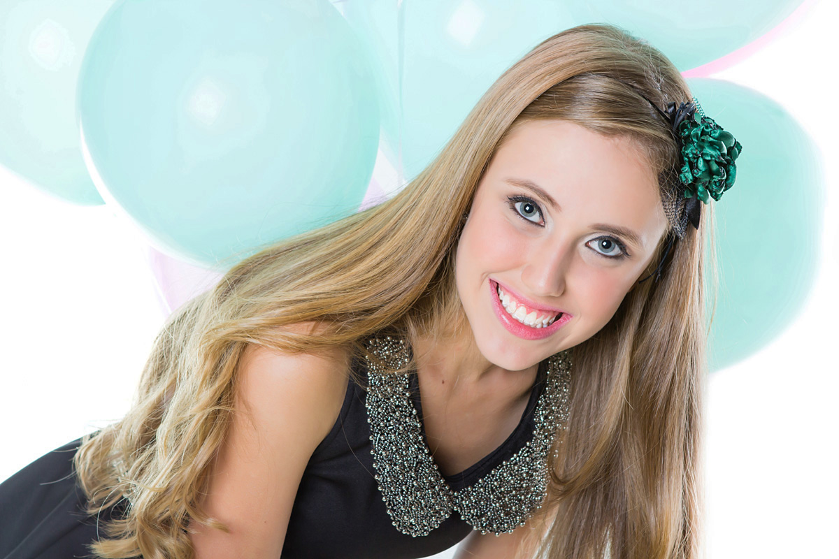 menina segurando balões nas costas