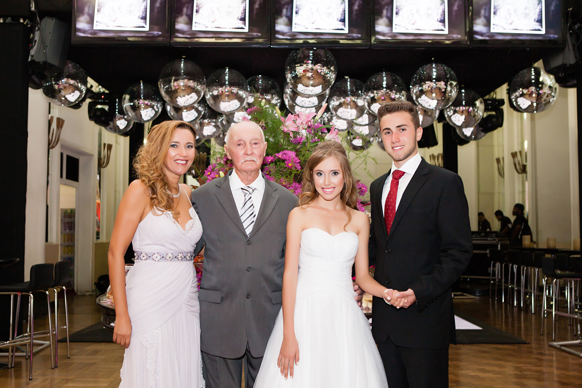 menina com a família