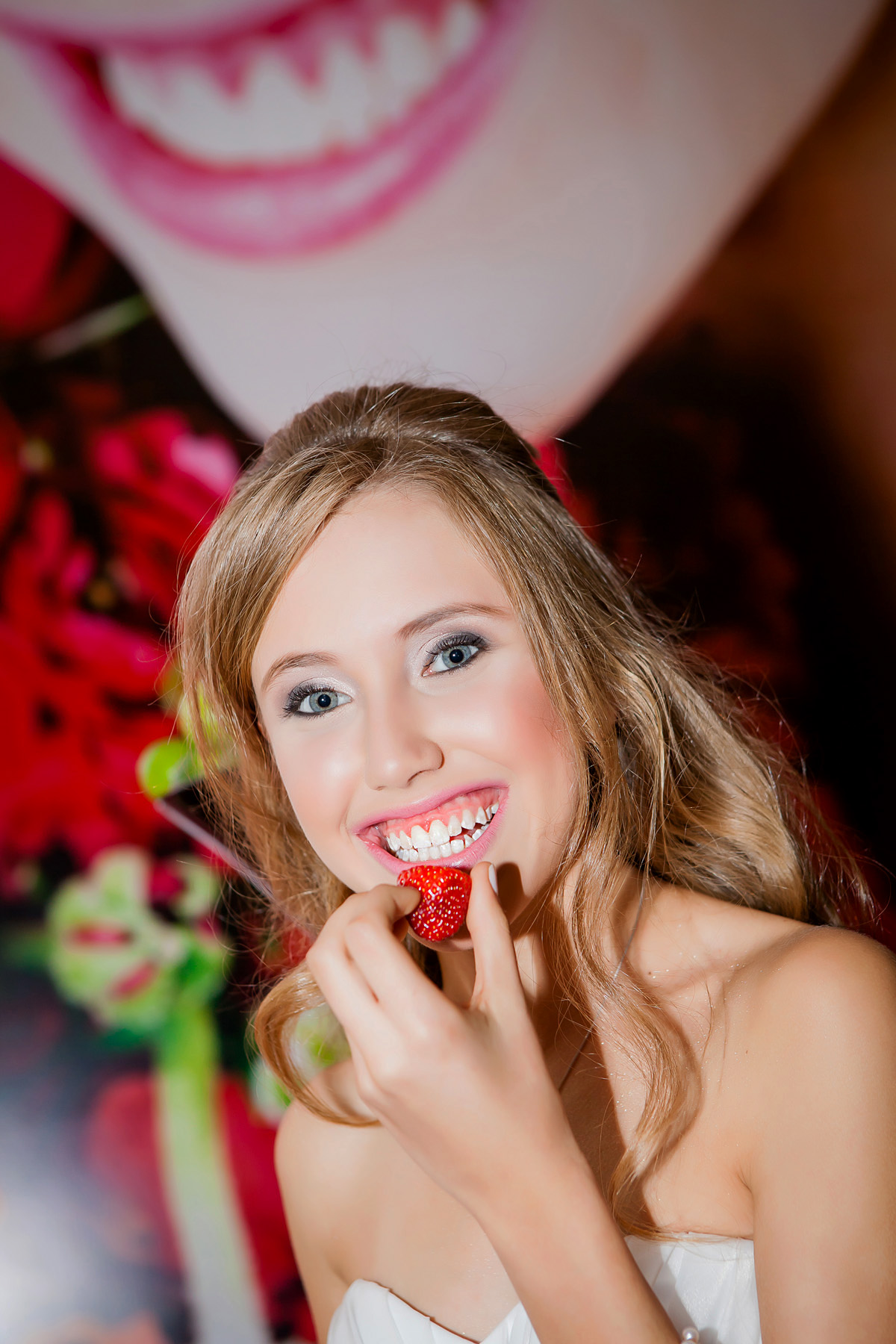 menina segurando o morango