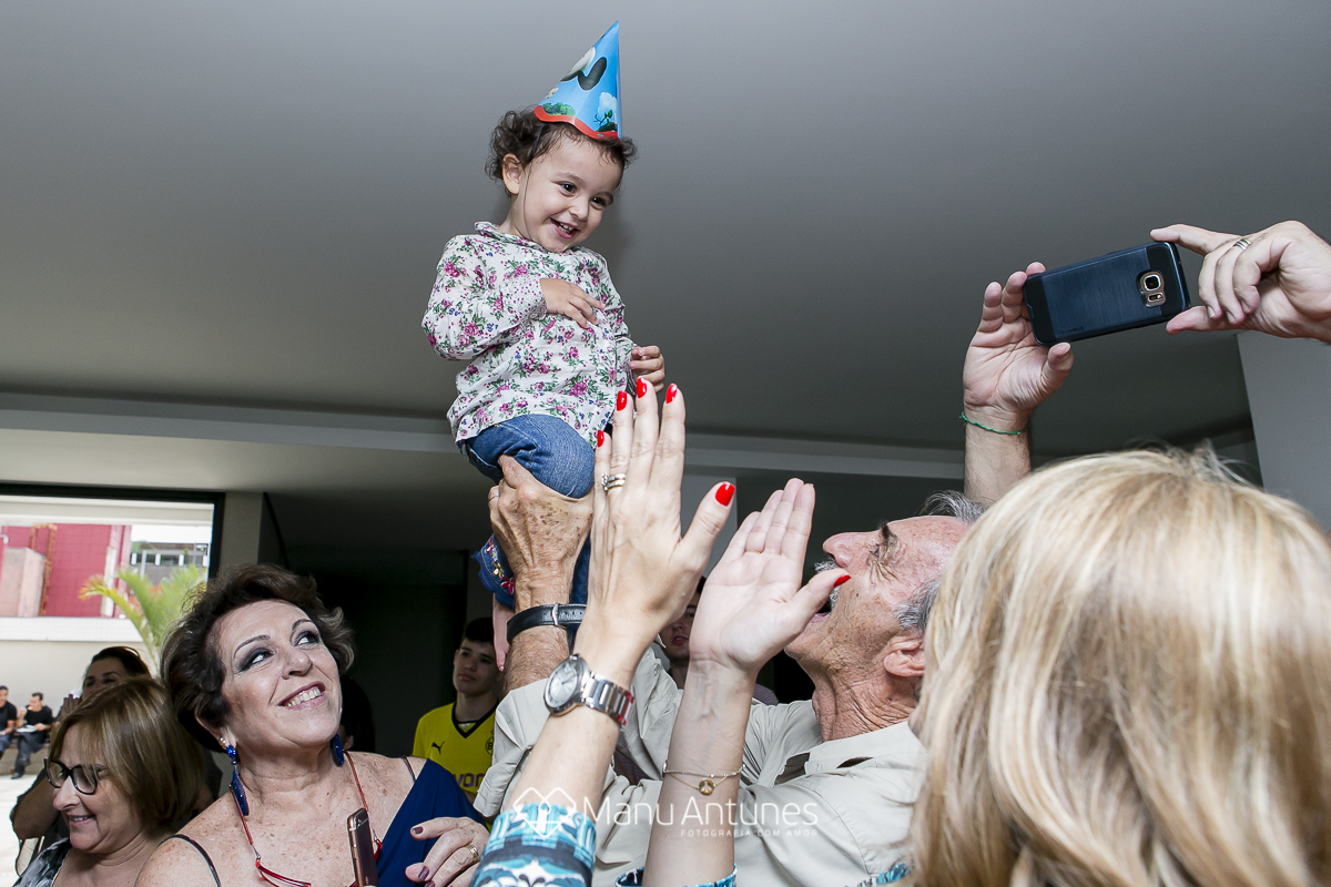 criança sendo levantada pelos avós