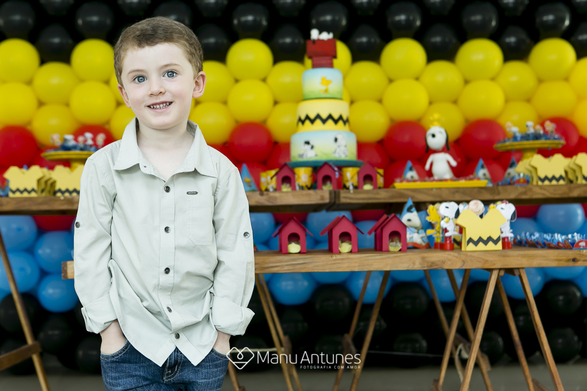 menino fazendo aniversário