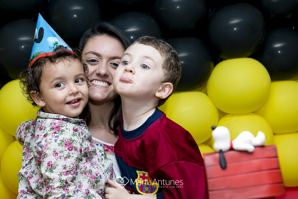 menino fazendo careta em festa